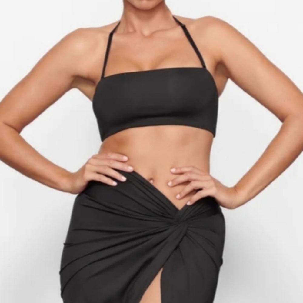 SKIMS SIGNATURE SWIM BANDEAU BIKINI TOP ONYX  COLOR. SIZE S. SOLD OUT ONLINE